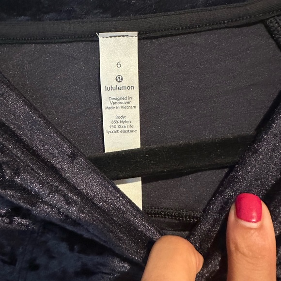 NWT lululemon warm down crew in black crushed velvet sz 6 with occ embroidery - Picture 4 of 6